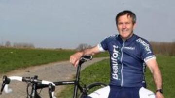 <b>MONSIEUR PARÍS-ROUBAIX. </b>Roger de Vlaeminck posa en el pavés.