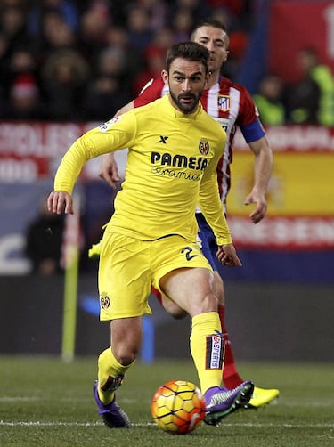 En el Villarreal, militó entre 2016 y 2018, tras pasar por el Oportos. Jugó 55 partidos oficiales y marcó 7 goles, aportando experiencia y calidad en el ataque del Submarino Amarillo, especialmente en competiciones europeas.
