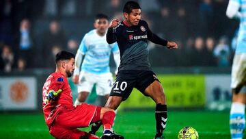 Edison Flores durante un partido con el Aalborg.