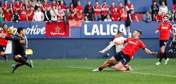 El jugador del Real Madrid, Kylian Mbapp, marca el 0-1 al Osasuna. 