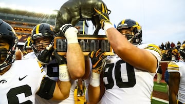 Otra rivalidad entre universidades de la misma conferencia de la Football Bowl Subdivision de la NCAA. Esta vez, la de Iowa y la de Minnesota se apostaron hace casi un siglo que el perdedor debería pagar la derrota con un cerdo de su estado y dárselo en persona al ganador. De la granja Rosedale de Iowa fue el primer porcino entregado. De ahí que se conozca como el “Floyd of Rosedale”.