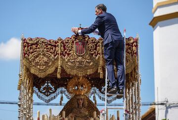 La hermandad de Santa Genoveva duarante su estación de penitencia el Lunes Santo en Sevilla.