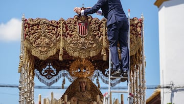 La hermandad de Santa Genoveva duarante su estación de penitencia el Lunes Santo en Sevilla.