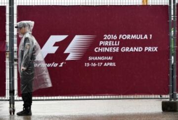 Miembros de seguridad bajo la lluvia en el GP de China.
