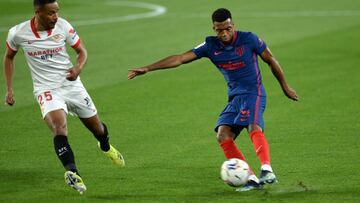 Thomas Lemar controla el balón durante el partido contra el Sevilla.