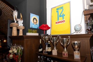 Y de ahí, de vuelta a la Piazza. A pocos metros de la casa de Gasperini. En ‘Biif’ nos espera Gaetano. Con una enorme sonrisa, este napolitano muestra orgulloso detalles maradonianos. No podía ser de otra manera. ”.