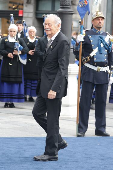 Eduardo Mendoza, Premio Princesa de Asturias de Letras, a su llegada al Teatro Campoamor para asistir a la ceremonia de entrega de los Premios Princesa de Asturias 2025.