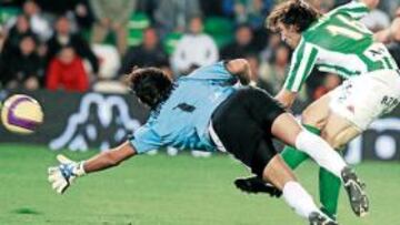 <b>DECISIVO. </b>Este es el momento en que Pavone anota el tercer gol venciendo la valerosa estirada del brasileño Diego Alves.