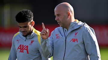 LIVERPOOL, ENGLAND - OCTOBER 22: (THE SUN OUT, THE SUN ON SUNDAY OUT) Arne Slot head coach of Liverpool talking with Luis Diaz of Liverpool during the UEFA Champions League 2024/25 League Phase MD3 training and press conference at AXA Melwood Training Centre on October 22, 2024 in Liverpool, England. (Photo by Andrew Powell/Liverpool FC via Getty Images)