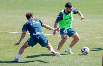 Vargas trata de superar a Keidi Bare, en un entrenamiento.