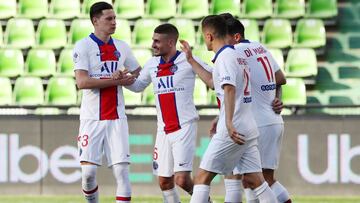 Soccer Football - Ligue 1 - Metz v Paris St Germain - Stade Saint-Symphorien, Metz, France - April 24, 2021 Paris St Germain&#039;s Mauro Icardi celebrates scoring their third goal with Marco Verratti, Julian Draxler and teammates REUTERS/Pascal Rossignol