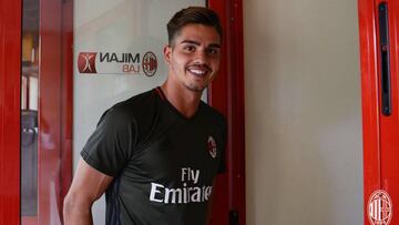 André Silva pasando el reconocimiento médico con el Milan.