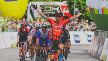 Pello Bilbao celebra su triunfo en el Tour de los Alpes.