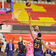 Jordan Davis y una defensa al límite doblegan al Barça