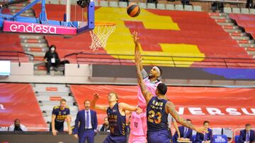 Lima, del UCAM Murcia, trata de frenar la penetración de Brandon Davies, del Barcelona.