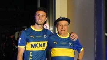 Ander Guevara con un aficionado y la camiseta retro.