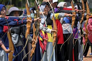 El club de tiro con arco de la mezquita de Al Azhar, en Yakarta, es uno de los más concurridos de Indonesia y cientos de aficionados practican allí una actividad al alza en el país asiático. Disciplina de gran significado para el deporte indonesio ya que le dio la primera medalla olímpica de su historia, una plata por equipos en Seúl 1988.  