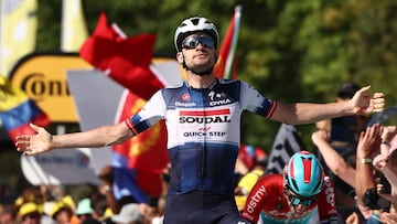 Soudal Quick-Step's Danish rider Kasper Asgreen cycles (C) to the finish line ahead of Lotto Dstny's Dutch rider Pascal Eenkhoorn (R) to win the 18th stage of the 110th edition of the Tour de cycling race, 184 km between Moutiers and Bourg-en-Bresse, in the French Alps, on July 20, 2023. (Photo by Anne-Christine POUJOULAT / AFP)