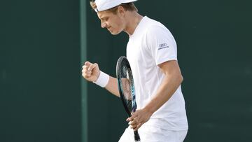 Wimbledon (United Kingdom), 27/06/2022.- Tim van Rijthoven of the Netherlands reacts in the men's first round match against Federico Delbonis of Argentina at the Wimbledon Championships, in Wimbledon, Britain, 27 June 2022. (Tenis, Países Bajos; Holanda, Reino Unido) EFE/EPA/TOLGA AKMEN EDITORIAL USE ONLY
