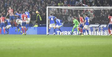 ¡GOL DE RODRI! ¡Saque de esquina colchonero, botado por Thomas, que coloca cerca del primer poste con la cabeza! 