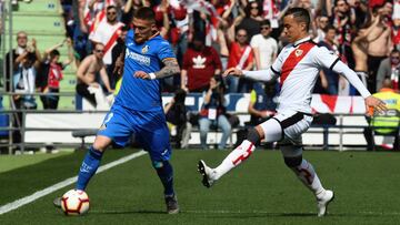 Vitorino Antunes es presionado por Ra&uacute;l de Tom&aacute;s.