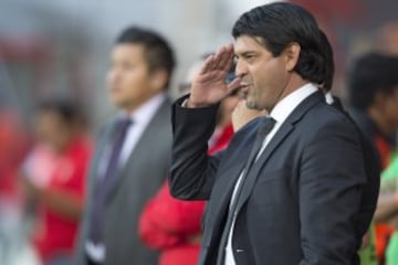 Desde la banca, Cardozo observaba como su equipo era quien tenía las oportunidades pero no podían reflejarlo en el marcador.