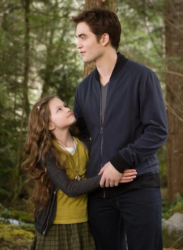 Mackenzie Foy y Robert Pattinson en una escena de “Breaking Dawn–Part II” (2012).