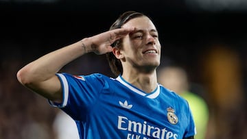 Álvaro Carreras celebra un gol con el Real Madrid.