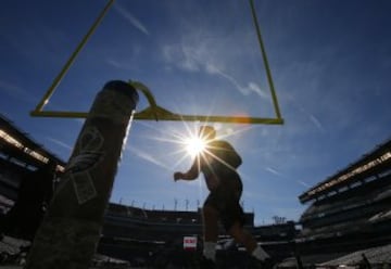 Joe Vellano de los Atlanta Falcons calienta antes del partido ante los Philadelphia Eagles.