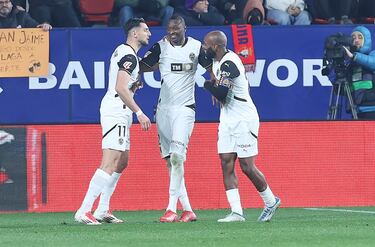 El nigeriano hizo un doblete para evitar la derrota de su equipo. El segundo tanto es un remate de tacón, con la pierna izquierda, que fue una auténtica delicatessem.