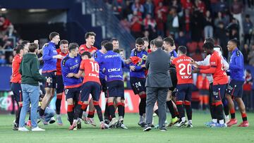 Los jugadores de Osasuna celebran la victoria.