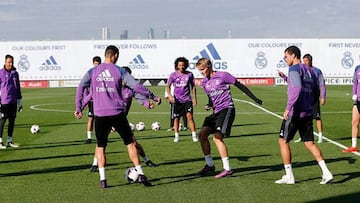 Cristiano Ronaldo, Marcelo, Odegaard, Coentrao y Pepe, en un rondo.