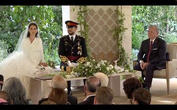 El príncipe heredero de Jordania Hussein, Rajwa Al Saif y el rey Abdullah II de Jordania juntos en la ceremonia de boda real del príncipe heredero Hussein y Rajwa Al Saif.