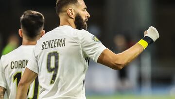 Benzema celebrando su primer gol con el Al Ittihad. El francés marcó desde fuera del área y colocó el balón en la escuadra en el minuto 55. El portero rival no tenía ninguna posibilidad de atajar el golazo del 'Nueve'.