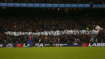 Pancarta de la grada de animaci&oacute;n del Barcelona contra el Espanyol.