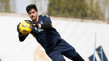 Courtois, en el entrenamiento de este martes, minutos antes de romperse el menisco.