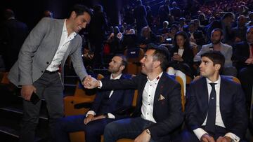GRAF1082. ESTEPONA (MÁLAGA), 13/01/2018.- El exciclista madrileño Alberto Contador saluda al también exciclista catalán Joaquim "Purito" Rodríguez, ante el ciclista murciano, Alejandro Valverde (2i) y al vasco, Mikel Landa, al comienzo de la Gala de Presentación oficial de la Vuelta Ciclista a España 2018 celebrada hoy en el Auditorio Felipe VI de Estepona. EFE/Javier Lizón