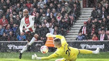 Theo Walcott marcó y asistió en el empate del Southampton en la Jornada 28 de Premier League. Tottenham no pudo con el último de la tabla.