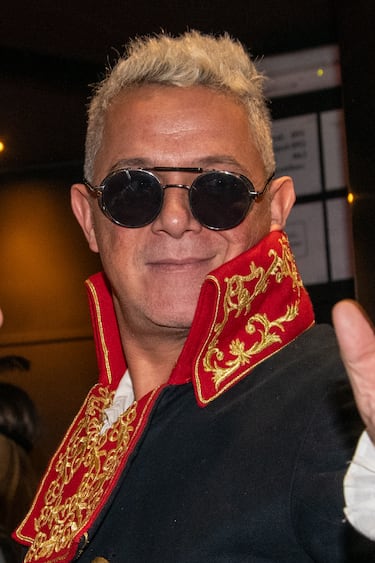 Alejandro Sanz llega al Teatro Barceló para celebrar su 55 cumpleaños con una fiesta ambientada en el musical Moulin Rouge.