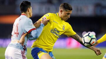 El delantero del UD Las Palmas Erik Expósito con el balón ante el defensa del Celta de Vigo Facundo Roncaglia.