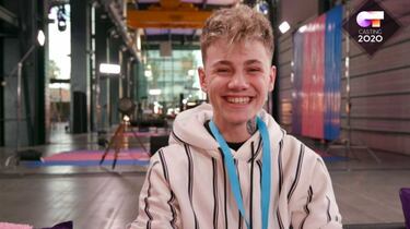 Se define como humilde, risueño y leal, un terremoto que no para y que de joven hacía que quisiera dedicarse a todo: veterinario, profesor, bombero... Defiende que le encantan sus ojos y si pudiera elegir un poder serían el de volar y la de la fuerza.