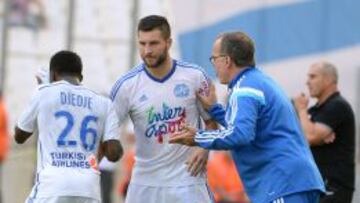 Bielsa da instrucciones a Gignac en el partido ante el Toulouse