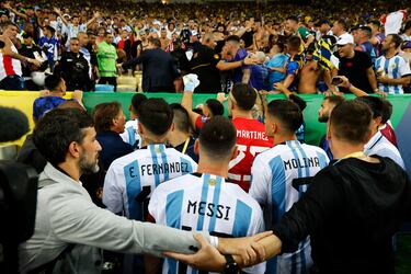 Los jugadores de Argentina se dirigen a esa grada para ayudar a resolver la situación.