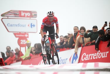 Momento en el que Ben O'Connor llegó a la meta. Pese al tiempo perdido, ha conseguido conservar el maillot rojo por tan solo 5 segundos.