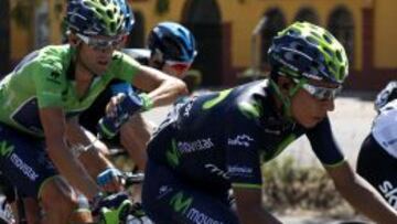 El colombiano Nairo Quintana durante la segunda etapa de esta Vuelta a España. A la izquierda de la imagen está su compañero de equipo, Alejandro Valverde.