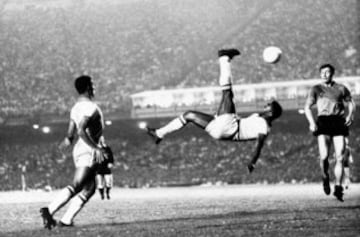 Pelé con el Santos de Brasil.