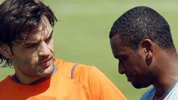 <b> ADMIRADOR. </b> El delantero del Valencia no ha escatimado elogios hacia su compañero David Silva.