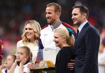 Harry Kane posa con su familia y con Frank Lampard tras recibir la gorra dorada para conmemorar sus 100 partidos con la selección inglesa.