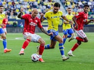 Sandro con el balón ante Víctor Chust.