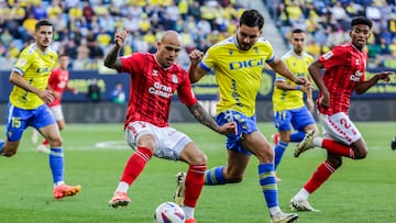 Sandro con el balón ante Víctor Chust.